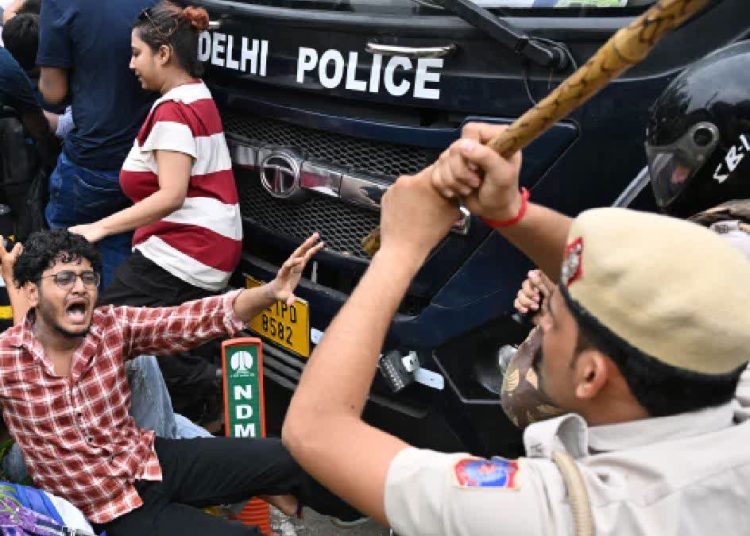 Rahul, Kejriwal, Priyanka Visit Injured CJP Protesters; AAP Launches Helpline