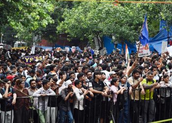 Thousands regroup at CJP’s Jantar Mantar protest site; Rahul leads Congress protest outside PM residence