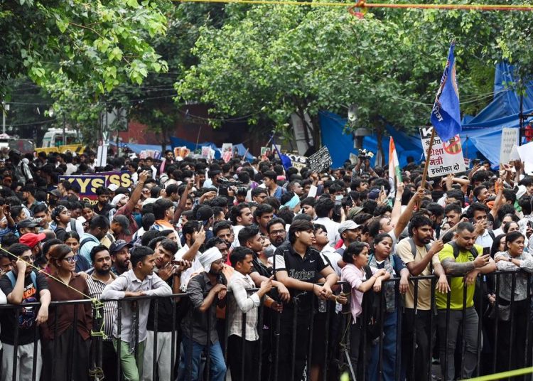 Thousands regroup at CJP’s Jantar Mantar protest site; Rahul leads Congress protest outside PM residence