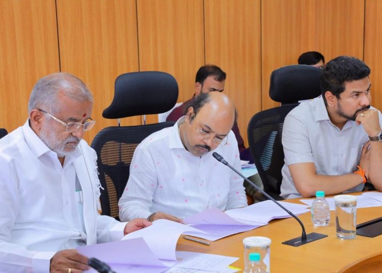 Minister Reviews Drought Situation, Directs Swift Relief Measures In Chamundeshwari Constituency